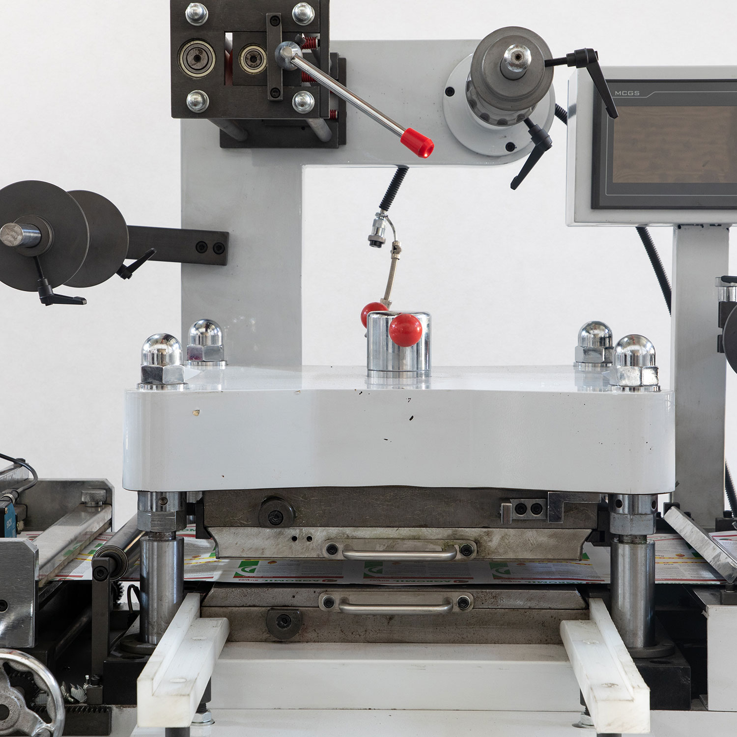  <span style="color:#ffffff;">Machine de découpe à plat</span> 